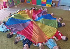 Dzieci odpoczywają pod chustą
